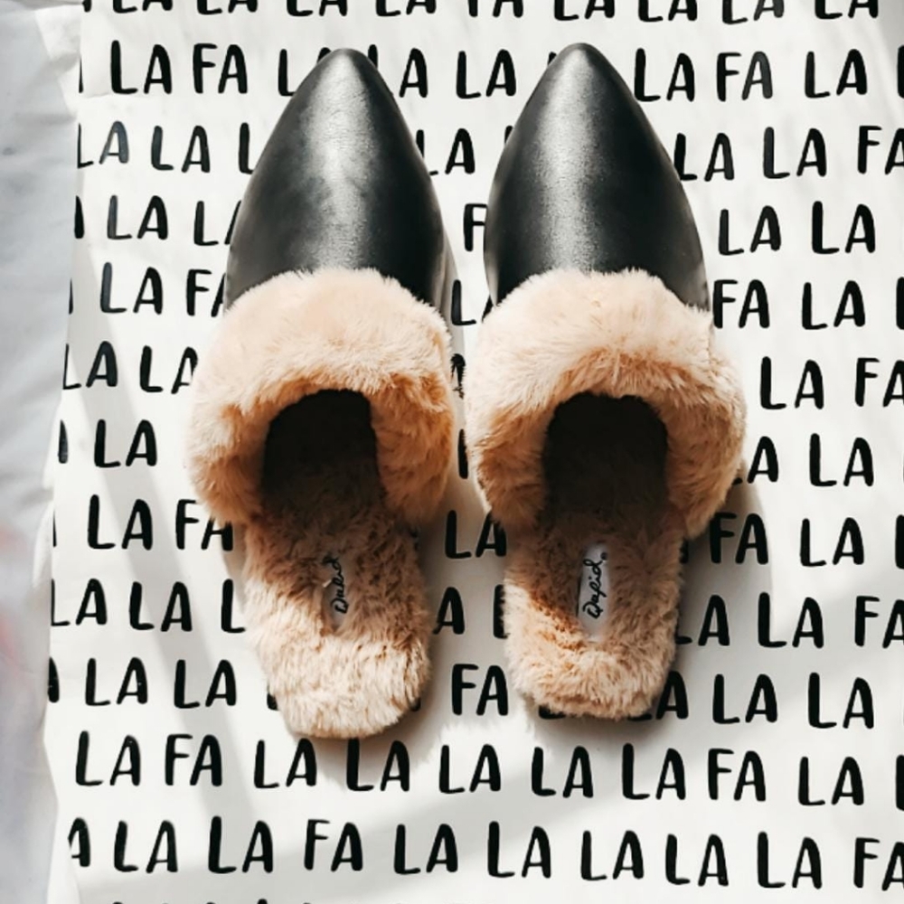 🚨HOLIDAY COLLECTION 🌲💫/Black fur flats - Picture 6 of 8
